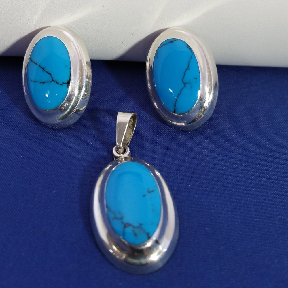 Beautiful Turquoise Oval Earring & Pendant Set  925 Sterling Silver